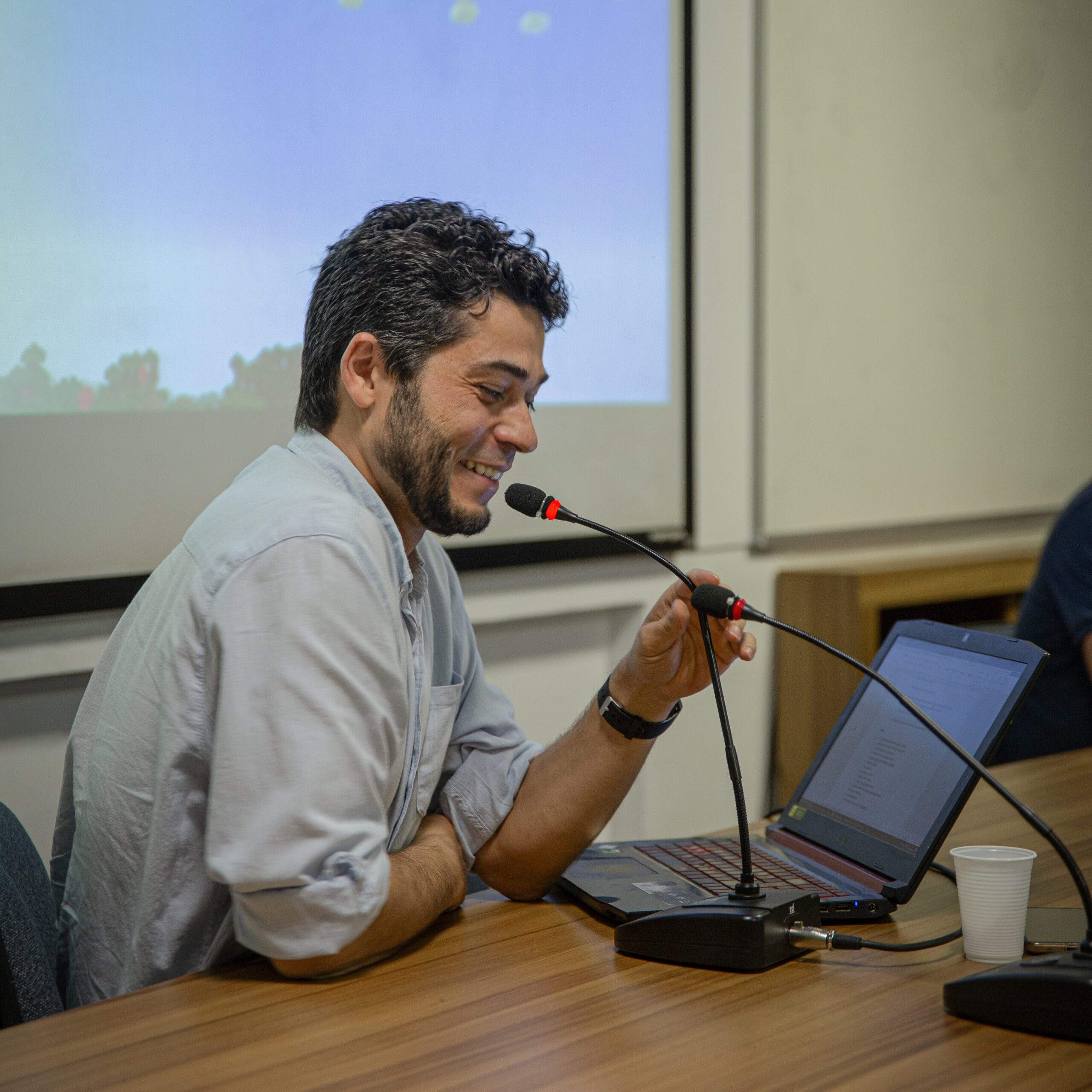 Prof. Marcelo Santos falando ao microfone em contexto acadêmico